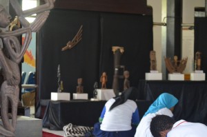 Beberapa koleksi benda museum budaya Papua yang coba diapresiasi para siswa melalui lukisan mereka