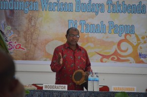 Kepala BPNB Jayapura Apolos Marisan,S.Sos  membuka kegiatan Penyuluhan Budaya "Perlindungan Warisan Budaya Tak Benda dan Cagar Budaya 2015 di gedung pertemuan Museum Negeri Papua