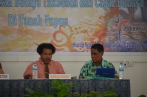 Narasumber  Dr.Enos Rumansara,M.Si (Antropologi Universitas Cenderawasih) dan Dr.Christ Fautngil,MA (Bahasa dan Sastra Universitas Cenderawsih) saat menyampaikan  materi.