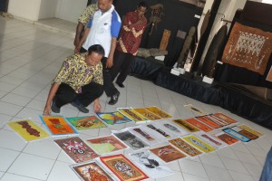 Tim Juri (Pa.Paul Yam,Pa Sukardi dan Pa Markus Krey) saat menyeleksi hasil lukisan para siswa peserta