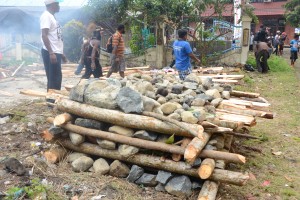 Tahapan awal dalam Pesta bakar batu dalam atraksi budaya pesta budaya papua 2015