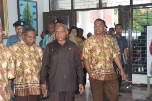 Para tamu undangan mengunjungi stand dalam pesta budaya Papua ke- XII  2015
