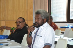 Ka.Dinas Kebudayaan Kab. Lani Jaya (Abisay Kogoya) mengajukan pertanyaan saat sesi tanya jawab dalam rakor kebudayaan