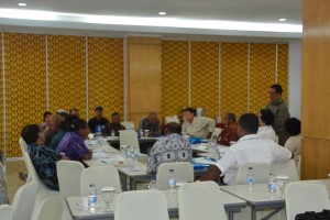 Suasana diskusi dalam rapat komisi 