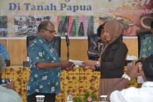 Penyerahan hasil pleno kepada kepala BPNB Jayapura (Apolos Marisan,S.Sos) oleh sekretaris komisi 2 pada rakor kebudayaan