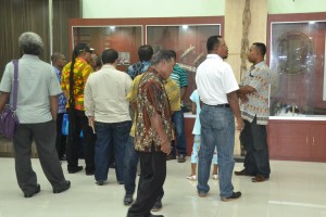 Suasana kunjungan peserta rakor ke museum loka budaya Universitas Cenderawasih