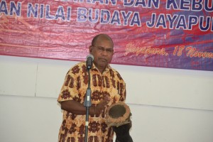 Kepala BPNB jayapura Apolos marisan, S.Sos saat membuka Lomba Paduan Suara Tingkat SLTA Se- Kota dan Kabupaten Jayapura 2015