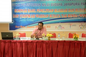 Ka Subag TU BPNB Jayapura Cahya Putra Is,SE saat menutup Seminar Hasil Penelitian BPNB Jayapura tahun 2015