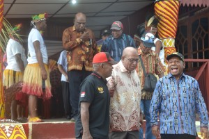 Bupati Kabupaten Jayapura, Kepala BPNB Jayapura, Ketua Dewan Adat Sentani Saat peresmian Obhe Adat Kampung Heram Ayafo