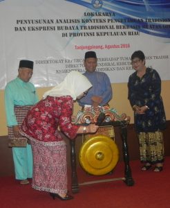 Direktur Kepercayaan TYME dan Tradisi, Sri Hartini membuka lokakarya di Hotel Aston, Tanjungpinang