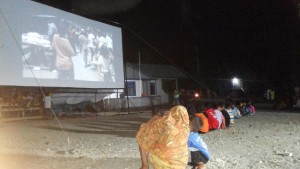 Warga Desa Tanga Tanga menyaksikan film Saiyyang Pattudduq