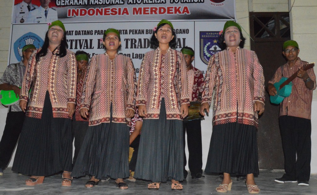 peserta festival menyanyikan lagu Dopok Enggano