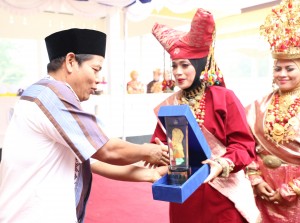 Kepala BPNB Padang menyerahkan trophy kepada para pemenang lomba
