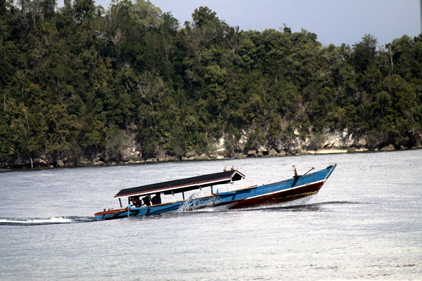 Perahu Transportasi antar Pulau di Kep. Togean