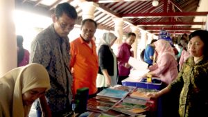 Pengunjung Pameran BPNB Se-Indonesia yang meramaikan exhibition stand  BPNB DIY 