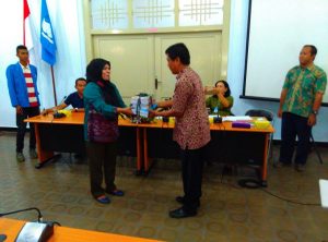 penyerahan kenang-kenangan bukti studi ekskursi prodi Pendidikan Sejarah Universitas Pattimura Ambon 