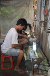 Aktivitas seorang pengrajin batu akik di kawasan museum manusia purba Sangiran