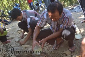 Proses pemberian treatment pada fosil gading gajah yang rapuh di lokasi