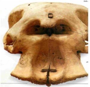 Tulang belulang manusia dan hewan yang terpendam dalam tanah dalam waktu yang sangat lama dinamakan