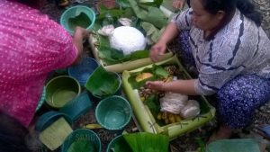 Masyarakat mengumpulkan nasi kenduri yang akan menjadi syarat tradisi sedekah desa