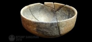 Foto 2 Salah satu mangkuk hasil rekontruksi temuan ekskavasi di Dusun Pucung, Dayu