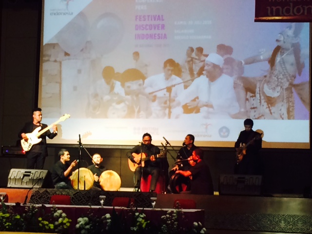 Penampilan kelompok musik Kande saat konferensi pers program UK National Tour 2015-Discover Indonesia