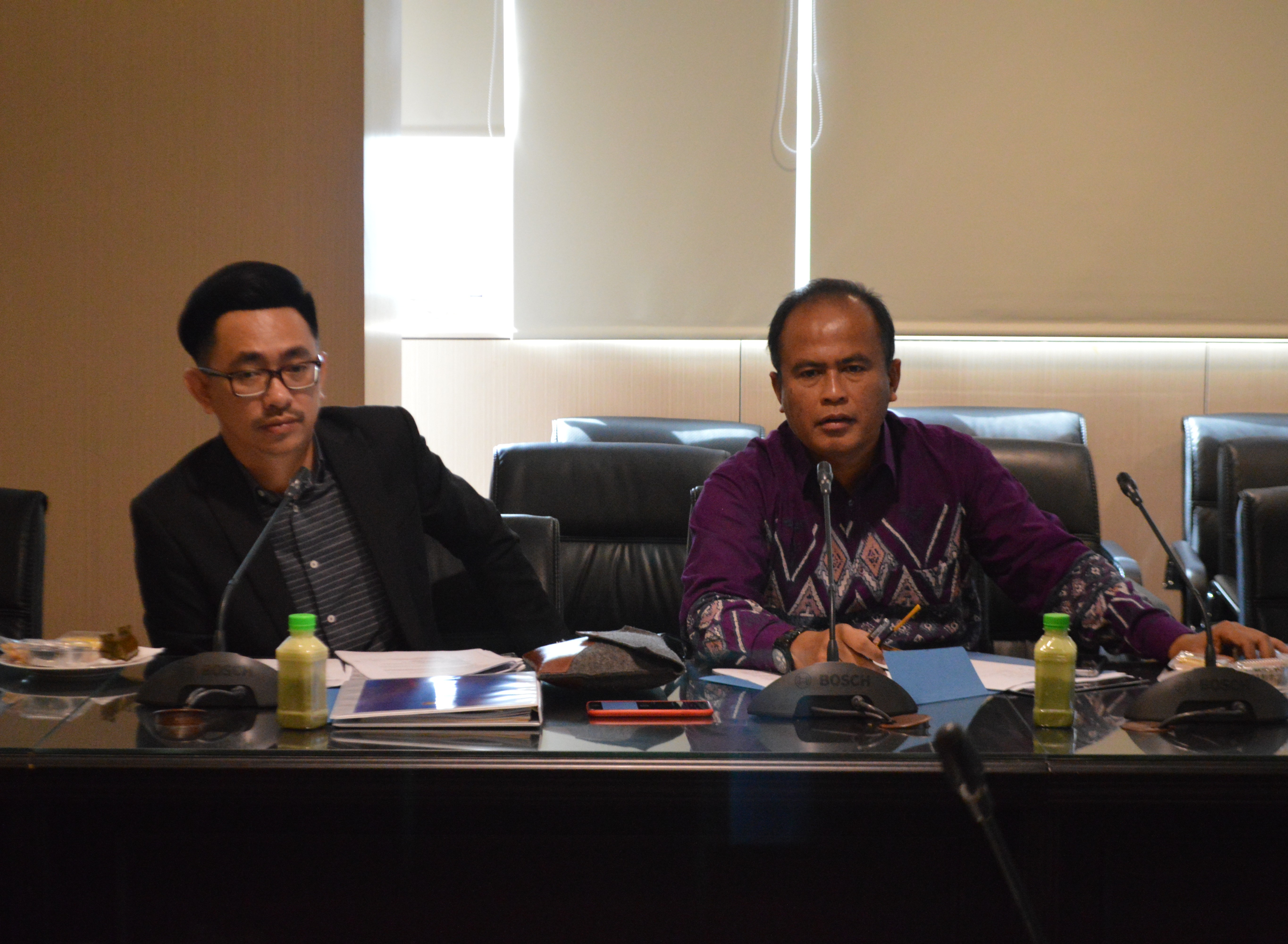 Delegasi dari Kementerian Pariwisata dan Kebudayaan Malaysia, Direktur Malaysian Handicraft Development Corporation  cabang Sarawak, Azran bin Arip (foto kiri) dan Direktur Malaysian Handicraft Development Corporation  cabang Kelantan, Juhari bin Azmi (foto kanan).