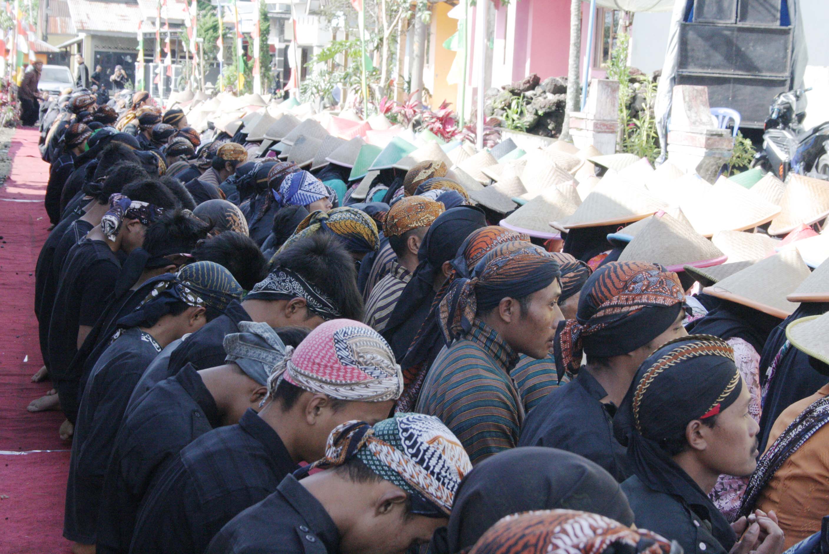 Doa bersama yang dipimpin para sesepuh di Masjid untuk mengawali Ritual