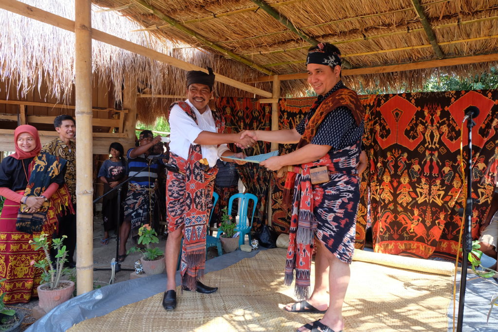 Penyerahan Proposal Pengajuan Bantuan Pemerintah Revitalisasi Desa Adat secara Simbolik dari Wakil Bupati Sumba Timur kepada Dirjen Kebudayaan 