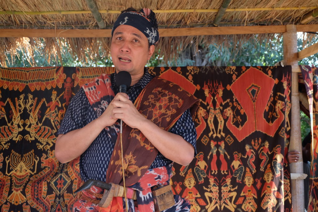 Dirjen Kebudayaan menyampaikan sambutannya dalam peresmian 8 Kampung Adat di Sumba Timur