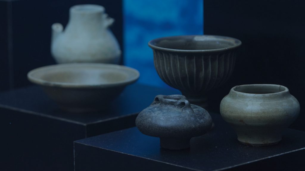 Keramik dan tembikar yang ditemukan di Situs Kota Cina.