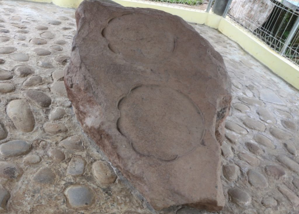 Prasasti Kebon Kopi: prasasti berpahatkan telapak kaki gajah Sri Purnawarman yang seperti Airawata, vahana Dewa Indra.