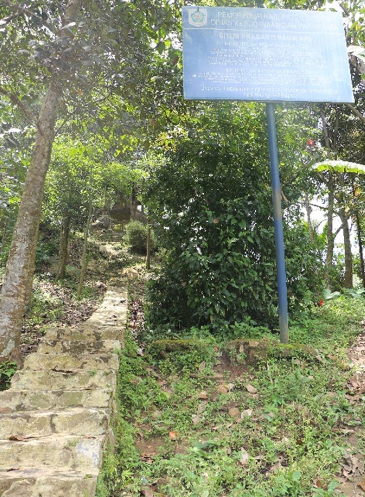 Undakan tangga menuju lokasi prasasti, salah satu peninggalan Sri Purnawarman.