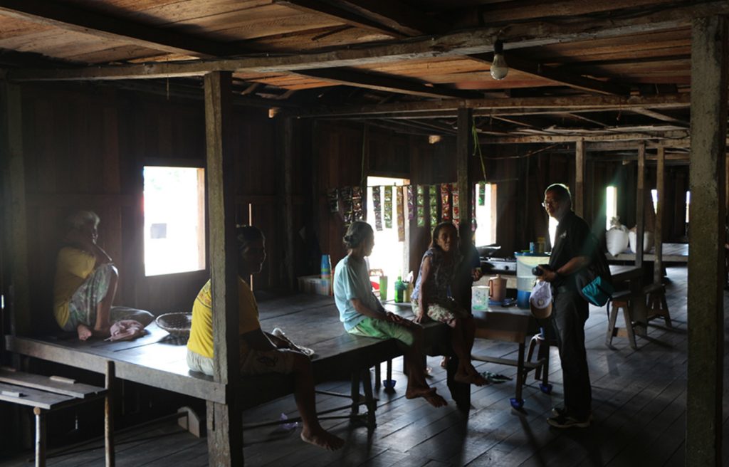 Suasana serambi rumah (sami) yang berfungsi sebagai tempat menyambut tamu, tempat bermain anak, tempat bersantai, dan tempat tamu menginap.