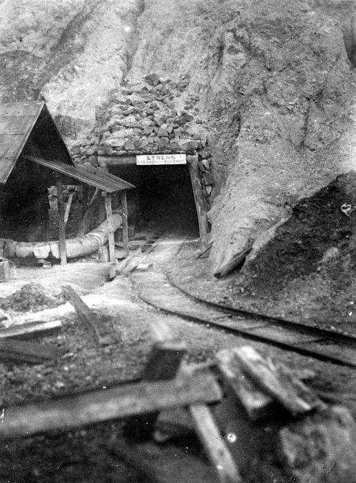 Pintu masuk terowongan Kelud saat pembangunan tahun 1921. (Sumber: Koleksi Tropenmuseum)