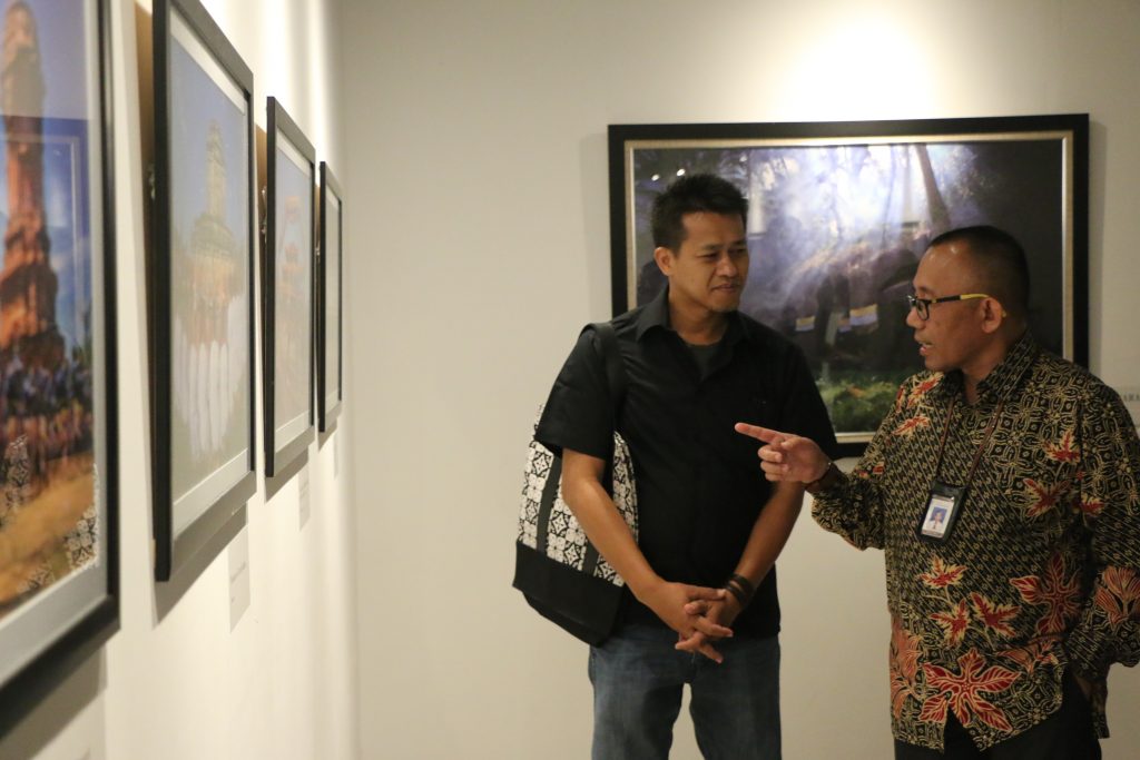Yusak Erryanto, Ketua Jakarta Photo Club bersama Fitra Arda, Direktur Pelestarian Cagar Budaya dan Permuseuman di Lorong Pameran Foto (3/10).