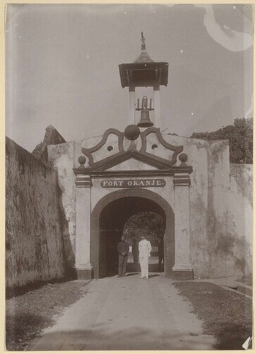 Gerbang Masuk ke Benteng Oranje circa 1924-1932 (collectie.wereldculturen.nl)