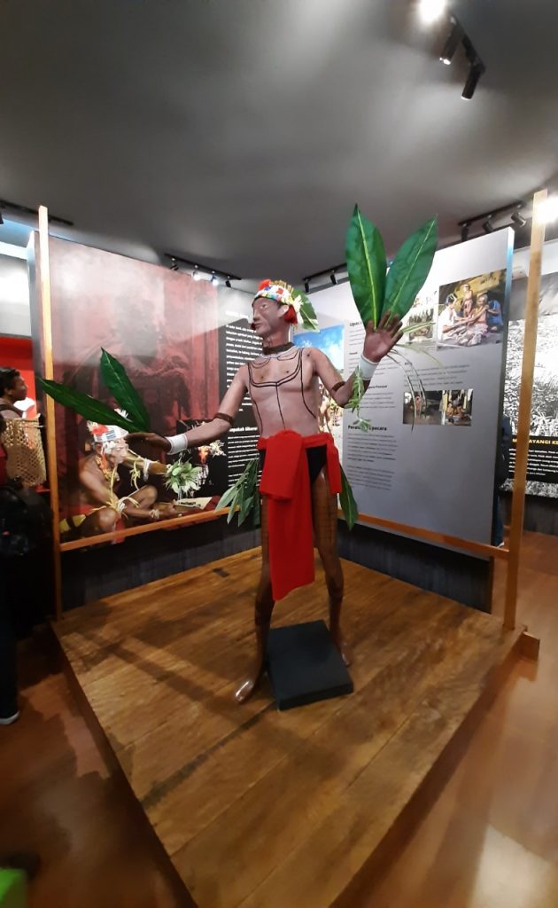 Patung Ilustrasi Penampilan Dukun Suku Mentawai