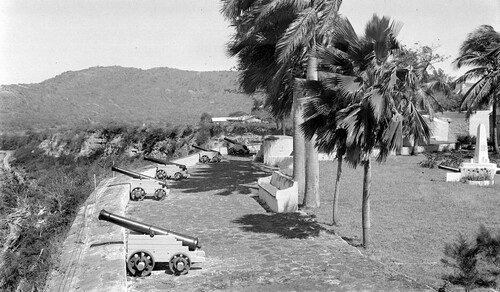 Benteng Oranje dengan Banyak Meriam di Garis Pertahanan di St. Eustatius pada Tahun 1950 (collectie.wereldculturen.nl)