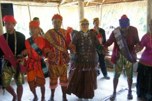 Direktur Kepercayaan Terhadap Tuhan YME dan Tradisi turut menari bersama masyarakat