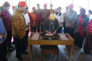 Penanda tanganan prasasti Desa Adat Ngata Toro