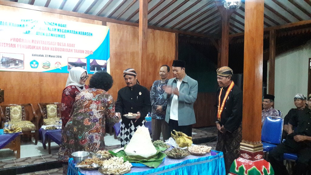 Pemotongan Tumpeng oleh Kepala BPNB Yogyakarta