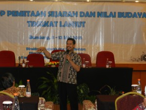 Dr. Ade Komara (narasumber) dari BIG menjelaskan materi kepada peserta workshop