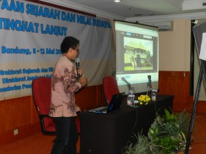 Peserta mempresentasikan hasil akhir di depan kelas