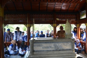 Peserta sedang mendengarkan penjelasan dr juru kunci makam Cut Nyak Dien saat melawat ke Makam Cut Nyak Dien di Sumedang pd kegiatan Lasenas 2015