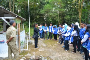 Peserta sedang mendengarkan penjelasan dr pemandu saat lawatan ke Makam Jacob Ponto di Kuningan Jawa Barat pd kegiatan Lasenas 2015