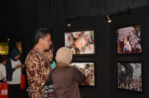 Dirjen Kebudayaan Hilmar Farid meninjau pameran Pendidikan dan Kebudayaan di Museum Nasional