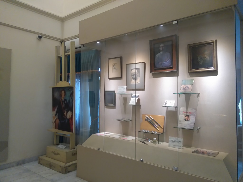 koleksi Lukisan, alat melukis, dan katalog Pameran Pelukis Basoeki Abdullah.