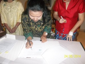 Kepala Museum Nasional, Intan Mardiana, sedang menandatangani surat serah terima.