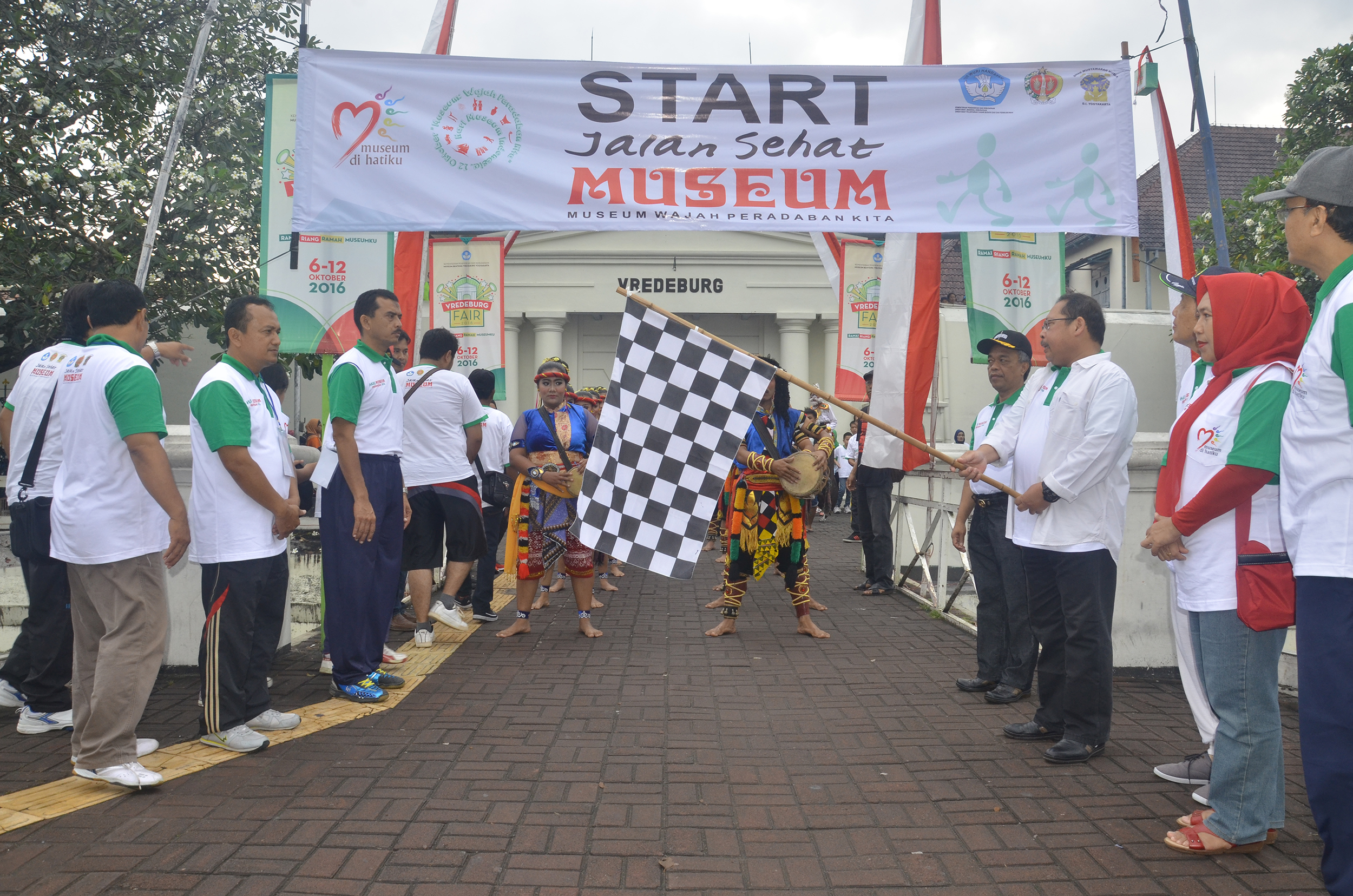 You are currently viewing Jalan Sehat Museum-PCBM Menggandeng Masyarakat Berkeliling Kraton Yogyakarta